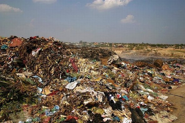 Garbage dump in Phnom Penh: 2000 People Collecting Rubbish to Survive