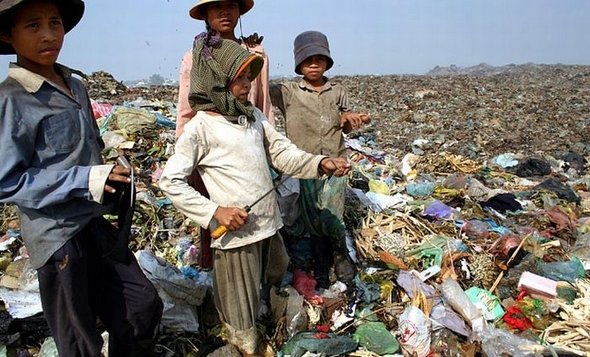 Garbage dump in Phnom Penh: 2000 People Collecting Rubbish to Survive