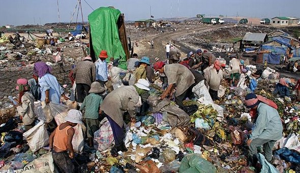 Garbage dump in Phnom Penh: 2000 People Collecting Rubbish to Survive